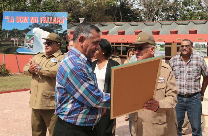 Acto por el Aniversario 55 de la Unión de Construcciones Militares de las FAR. Presidieron el acto el General de Cuerpo de Ejército, Leopoldo Cintra Frías, ministro de las FAR saluda a los constructores fundadores y jubilados.