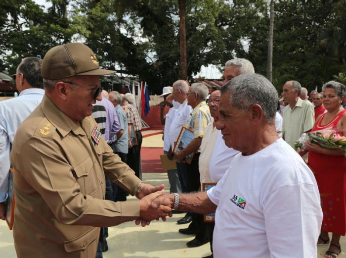 Acto por el Aniversario 55 de la Unión de Construcciones Militares de las FAR. Presidieron el acto el General de Cuerpo de Ejército, Leopoldo Cintra Frías, ministro de las FAR saluda a los constructores fundadores y jubilados.