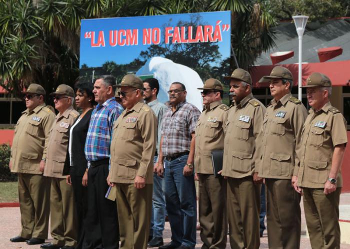 Acto por el Aniversario 55 de la Unión de Construcciones Militares de las FAR. Presidieron el acto el General de Cuerpo de Ejército, Leopoldo Cintra Frías, ministro de las FAR saluda a los constructores fundadores y jubilados.