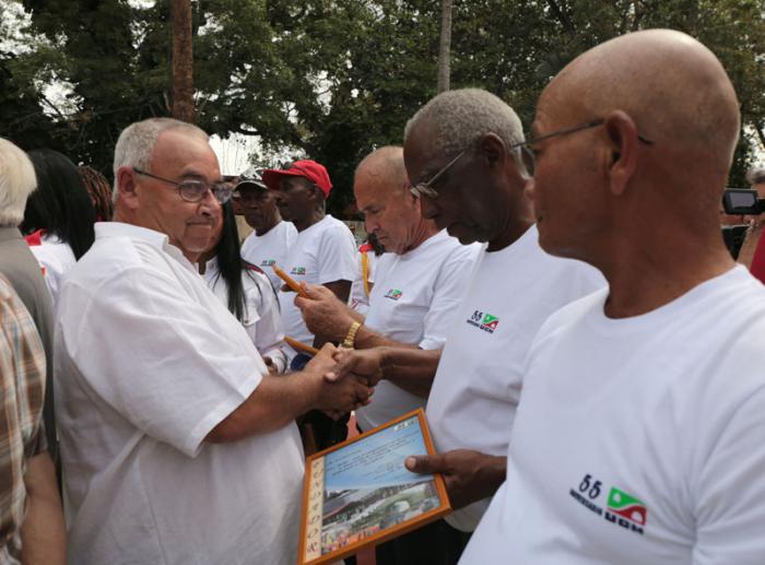 Acto por el Aniversario 55 de la Unión de Construcciones Militares de las FAR. Presidieron el acto el General de Cuerpo de Ejército, Leopoldo Cintra Frías, ministro de las FAR saluda a los constructores fundadores y jubilados.