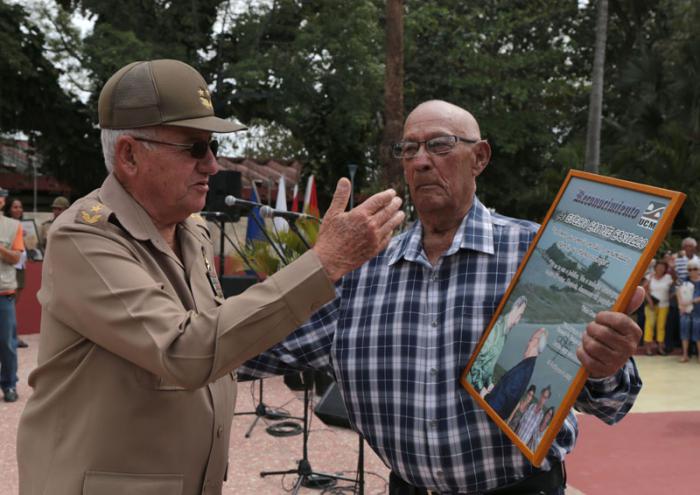 Acto por el Aniversario 55 de la Unión de Construcciones Militares de las FAR. Presidieron el acto el General de Cuerpo de Ejército, Leopoldo Cintra Frías, ministro de las FAR saluda a los constructores fundadores y jubilados.