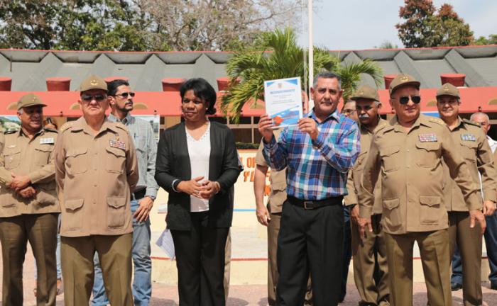 Acto por el Aniversario 55 de la Unión de Construcciones Militares de las FAR. Presidieron el acto el General de Cuerpo de Ejército, Leopoldo Cintra Frías, ministro de las FAR saluda a los constructores fundadores y jubilados.