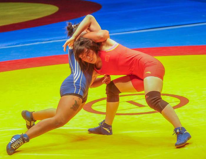 Torneo Internacional de Lucha Cerro Pelado, en el Coliseo de la Ciudad Deportiva, Wang X. de China y Sánchez Y. de Cuba