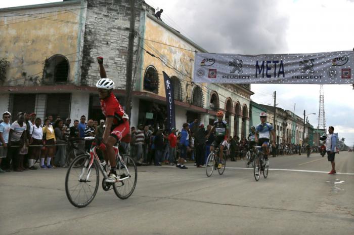 Vuelta ciclística a Cuba. Etapa Cárdenas. Ganador de la etapa Javier Revilla # 15 de Santiago de Cuba.