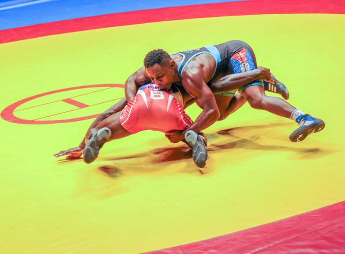 Torneo Internacional de Lucha Cerro Pelado, en el Coliceo de la Ciudad Deportiva, Yowlis Bonne, azul de Cuba y Dabìan Quintana, rojo de Cuba por el Oro