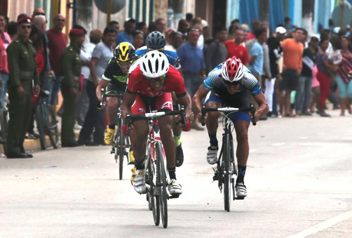 Vuelta ciclística a Cuba. Etapa Cárdenas. Ganador de la etapa Javier Revilla # 15 de Santiago de Cuba.