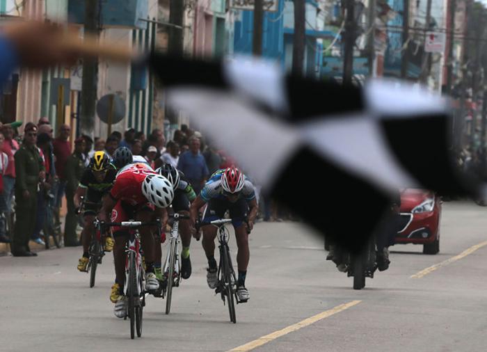 Vuelta ciclística a Cuba. Etapa Cárdenas. Ganador de la etapa Javier Revilla # 15 de Santiago de Cuba.