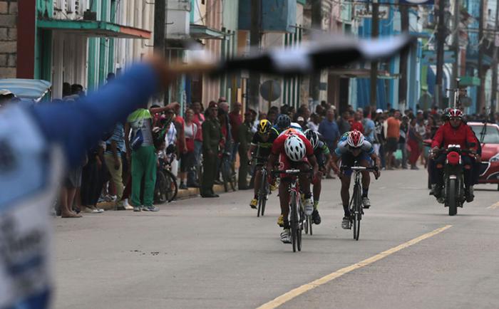 Vuelta ciclística a Cuba. Etapa Cárdenas. Ganador de la etapa Javier Revilla # 15 de Santiago de Cuba.
