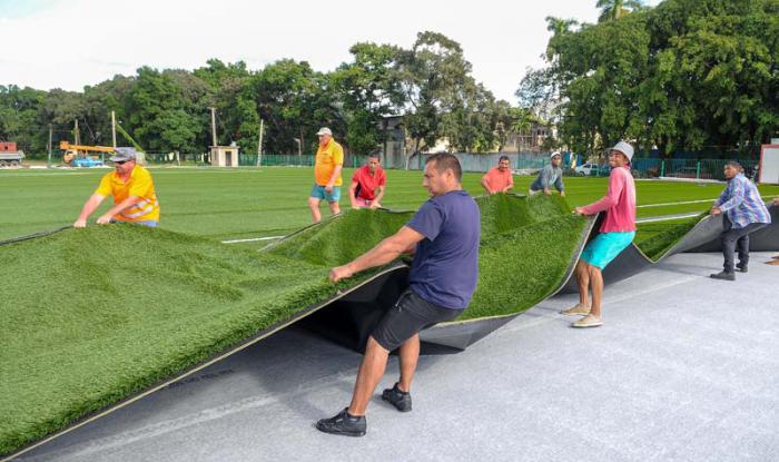 Montaje de campo de futbol sintètico en el Terreno de la Polar
