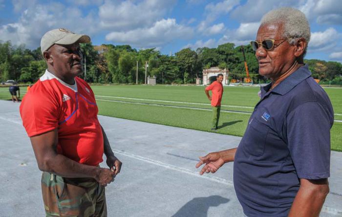 Montaje de campo de futbol sintètico en el Terreno de la Polar, de izquierda a derecha Vladimir Massò, Trabajador de la escuela Nacional fde Futbol, operacrio de instalaciones deportivas y Antonio Caraballo, Administrador del Campo de Futbol La Polar
