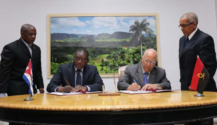 Ricardo Cabrisas, vicepresidente del Consejo de Ministros (derecha) y Manuel da Cruz Neto, jefe de la Casa Civil de la Presidencia de la República de Angola firmaron los acuerdos. 