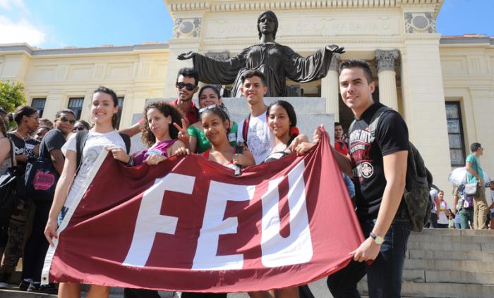 Formar profesionales más competentes, preservando el alto compromiso con la Revolución sigue siendo la labor primordial de la universidad.