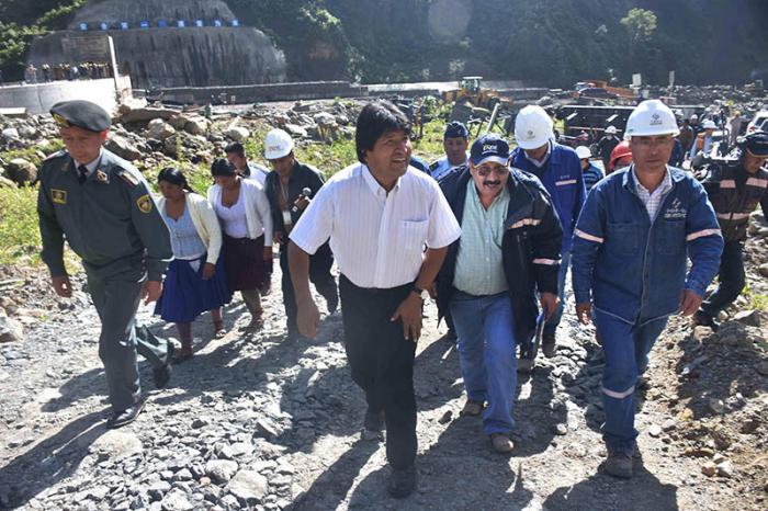 El presidente Evo Morales (al centro con camisa blanca de mangas cortas) durante un recorrido por la hidroeléctrica San José, en construcción a 85 kilómetros de la ciudad de Cochabamba.