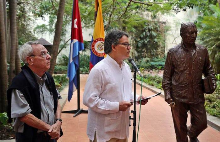 El historiador de La Habana, Eusebio Leal (izquierda) y  el embajador de Colombia en Cuba, Gustavo Bell, encabezaron la presentación en el jardín del Liceo Artístico y Literario, en la calle Mercaderes 16, de una estatua en bronce de Gabriel García Márquez. 