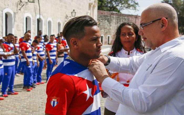 Antonio Becali, presidente del INDER, impone al boxeador Robeysis Ramírez , el Botón Olímpico que concede el COI, a los atletas integrantes de la delegación cubana a los juegos de Rio 2016, durante acto efectuado en la fortaleza de San Carlos de la Cabaña, en La Habana, Cuba, el 27 de febrero de 2017.   JIT FOTO/Roberto MOREJON