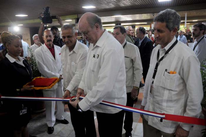Inauracion del XIX Festival del Habano por Rodrigo Marmierca ministro de Comercio exterior a la derecha y Justo Luis presidente  de Tabacuba a la izquierda.