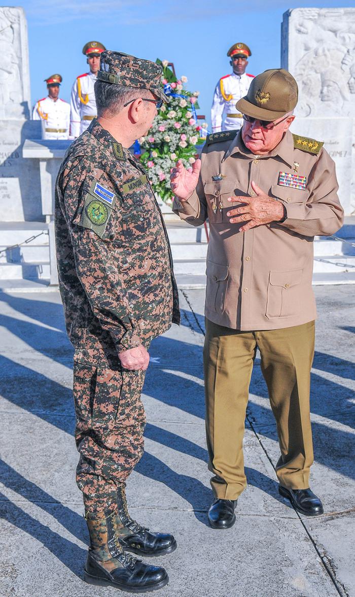 Álvaro López Miera. General de Cuerpo de Ejército. Viceministro Primero del MINFAR, Jefe del Estado Mayor General, recibe en el Cacahual al General de División David Munguía Payés, Ministro de Defensa de el Salvador.