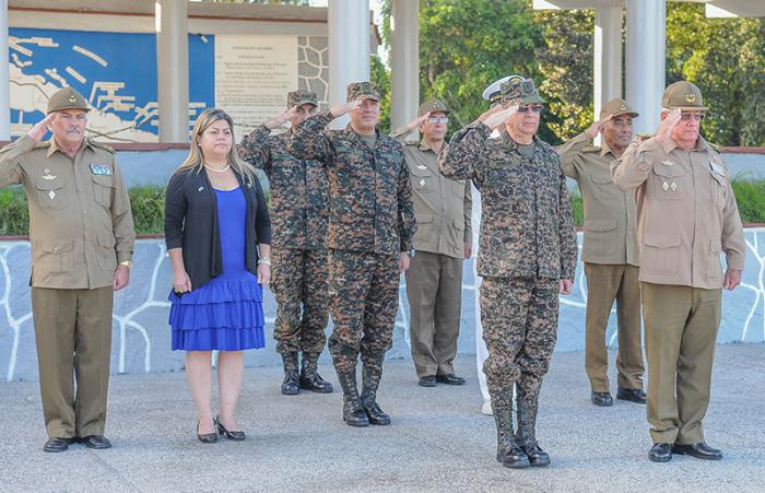 Álvaro López Miera. General de Cuerpo de Ejército. Viceministro Primero del MINFAR, Jefe del Estado Mayor General, recibe en el Cacahual al General de División David Munguía Payés, Ministro de Defensa de el Salvador.