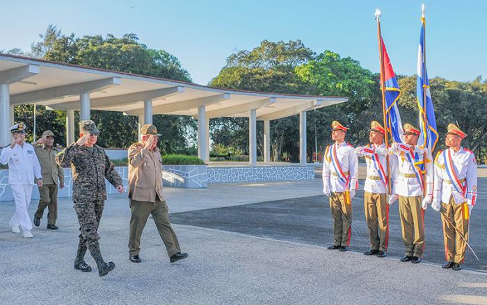 Álvaro López Miera. General de Cuerpo de Ejército. Viceministro Primero del MINFAR, Jefe del Estado Mayor General, recibe en el Cacahual al General de División David Munguía Payés, Ministro de Defensa de el Salvador.