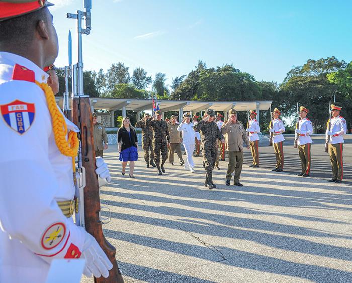 Álvaro López Miera. General de Cuerpo de Ejército. Viceministro Primero del MINFAR, Jefe del Estado Mayor General, recibe en el Cacahual al General de División David Munguía Payés, Ministro de Defensa de el Salvador.