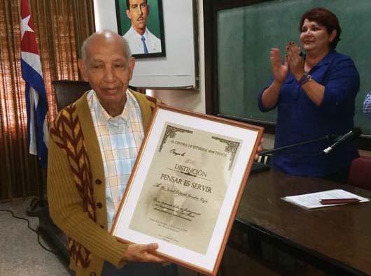 Reconoce Centro de estudios Martianos a inminente profesor.