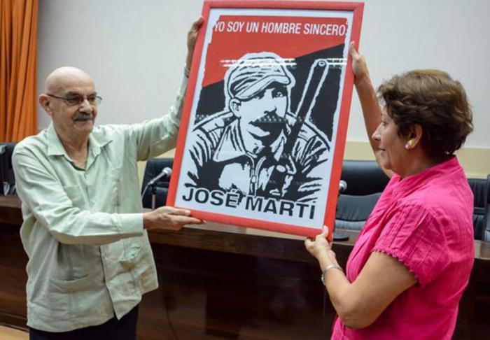 Antonio Moltó Martorell (I), Presidente de la Unión de Periodistas de Cuba (UPEC), entrega un reconocimiento a Ena Elsa Velásquez (D), Ministra de Educación (MINED), por el apoyo de ese organismo a la prensa, en acto realizado en la sede del MINED, en La Habana, Cuba, el 1 de marzo de 2017. ACN FOTO/ Abel PADRÓN PADILLA/