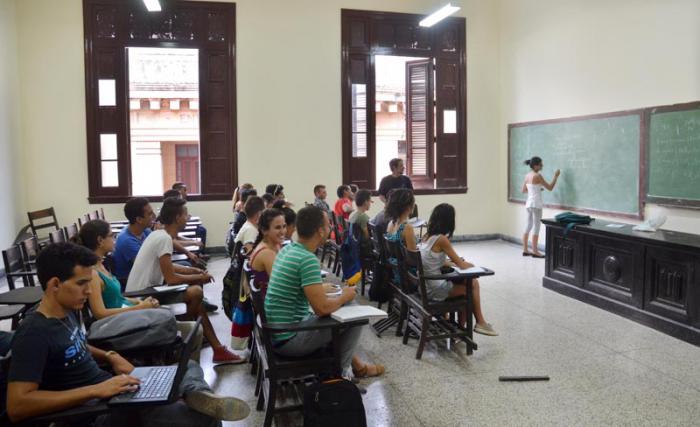 Jóvenes estudiando en una de las aulas de la Universidad de La Habana.