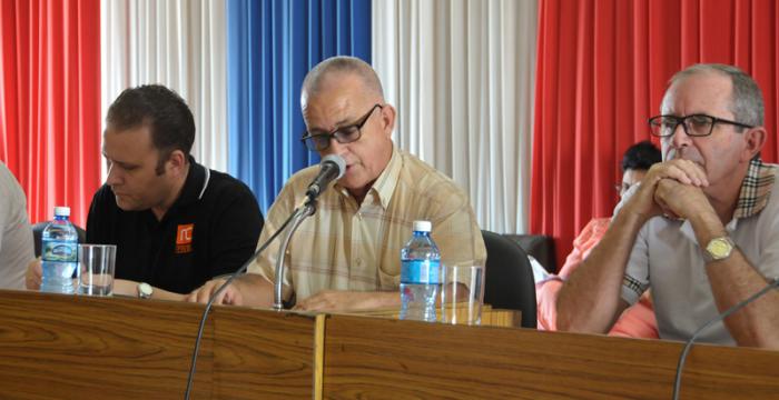 Orlando García Martínez, presidente de la Uneac en Cienfuegos, lee el informe a la asamblea.