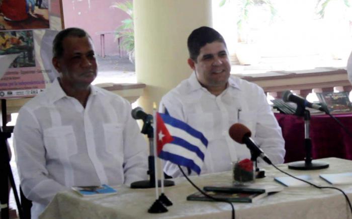 A la izquierda el embajador de la República Dominicana en Cuba, Joaquín Gerónimo Berroa y su compatriota Tony Morales en la cita inaugural de la Semana de la Cultura del país caribeño en La Habana.