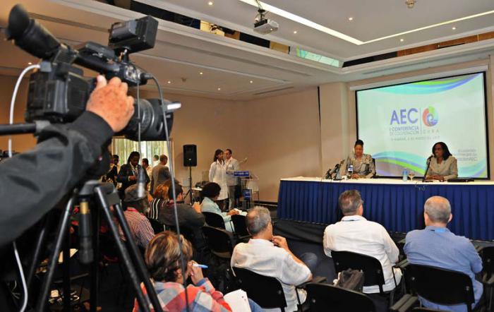 Reuniòn de Asociaciòn de Estados del Caribe en el Hotel Habana Libre, Conferencia de Prensa ofrecida por June Soomer, Secretaria General de la AEC y la Viceministra de Comercio Ileana Nùñez