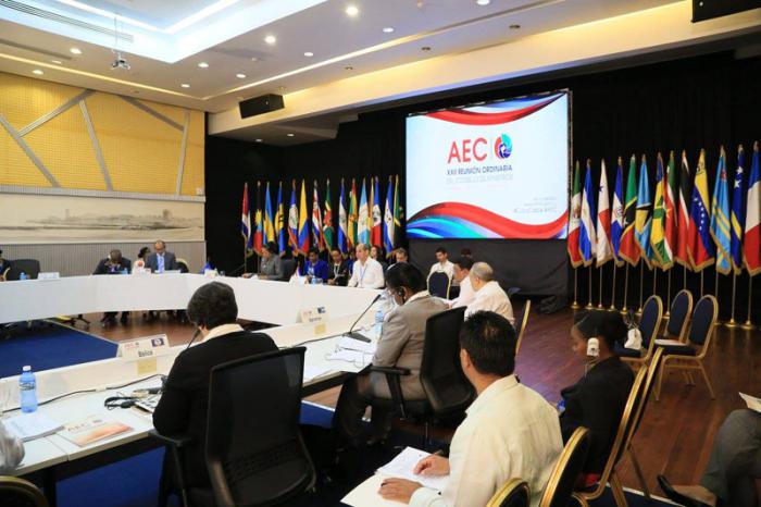 Rogelio Sierra, viceministro de Relaciones Exteriores de Cuba preside la reunión.