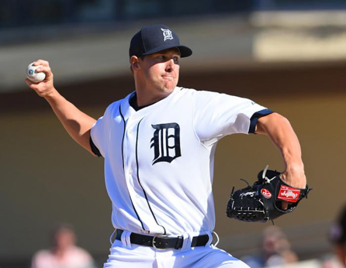 El derecho Warwick Saupold ha visto acción en las Mayores con los Tigres de Detroit. 