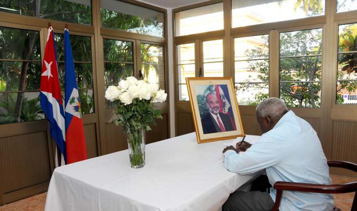 Esteban Lazo Hernández, miembro del Buró Político del Partido y Presidente de la Asamblea Nacional del Poder Popular, acompañado de Gladys Bejerano Portela, vicepresidenta del Consejo de Estado y Contralora General de la República; Marcelino Medina González, Viceministro Primero de Relaciones Exteriores y Ricardo García Nápoles, ex embajador de nuestro país en Haití, firmaron el libro de condolencia por el fallecimiento de René Preval, expresidente de Haití. en la sede de la embajada fueron atendidos por el encargado de negocios de la embajada Sr. Harry Guichard.