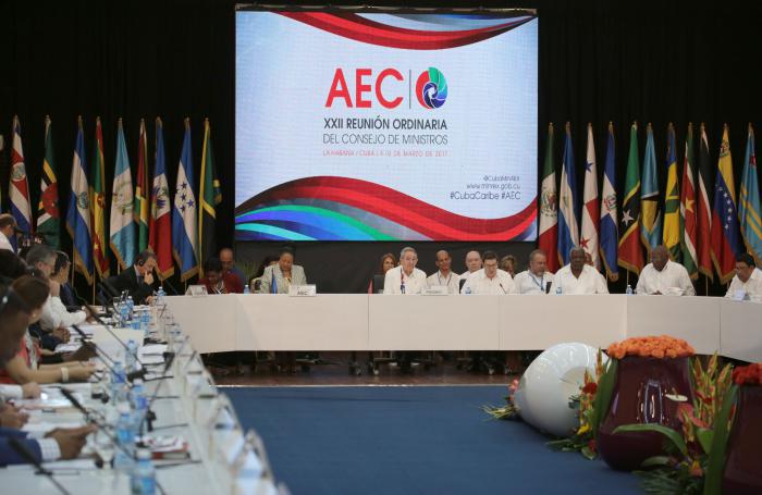 raúl en cumbre de la aec