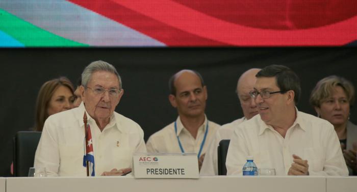 raúl en cumbre de la aec