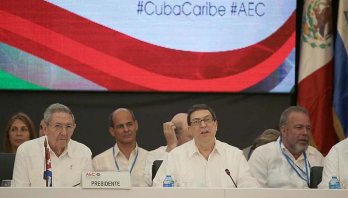 XXII Reunión Ordinaria del Consejo de Ministros de la AEC. Presiden el evento General de Ejército Raúl Castro Ruz, presidente de los Consejos de Estado y de Ministro y June Soomer, secretaria general de la AEC.