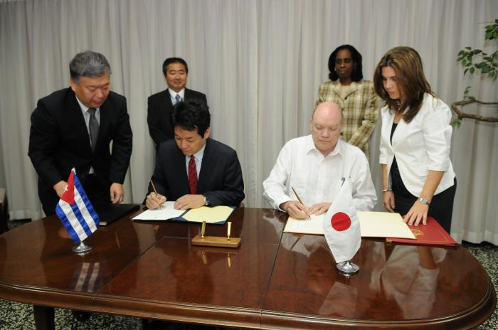 japón y cuba firman acuerdos de cooperación bilateral.