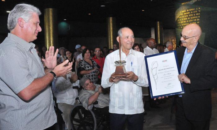 Eduardo Yassels (al centro) recibió el galardón de manos de Miguel Díaz-Canel y del presidente de la upec  Antonio Moltó (a la derecha)