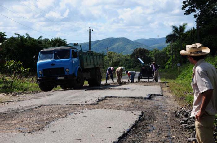 Reparación de viales en el Escambray 