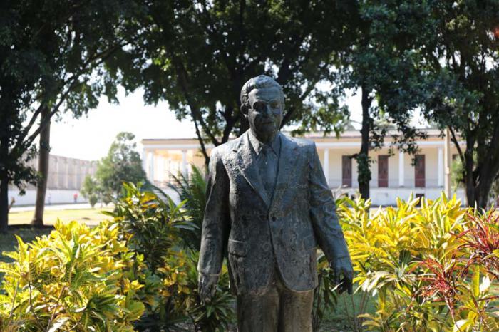 Estatua en homenaje a Salvador Allende, en medio del Parque Grandes Alamedas, dentro de la instalación hospitalaria