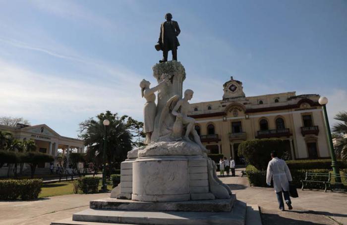 Estatua en honor a Don Manuel Valle Fernández, colocada en el centro del parque más importante de la quinta 