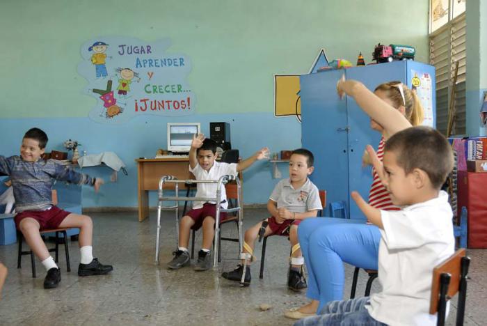 Visita realizada a la escuela Especial Solidaridad con Panamá. Clase de Baileterapia.