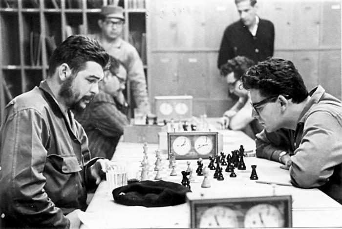 El Che jugando ajedrez.