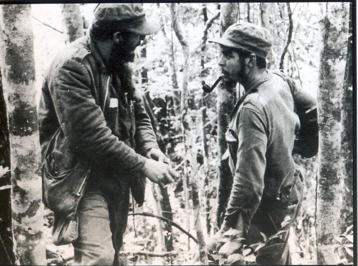 Fidel Castro con el Ernesto Guevara Che en la Sierra Maestra en 1957.
