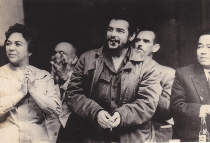 La heroína del Moncada Melba Hernández con el Che.