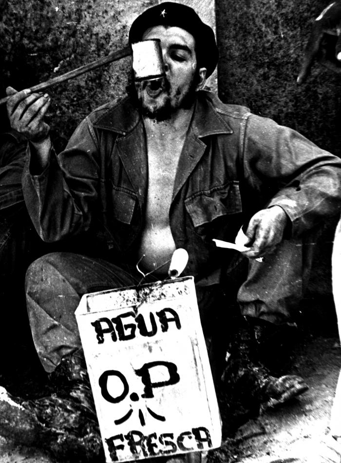 El Comandante guerrillero cubano-argentino en la construcción de casas para vecinos de las Yaguas en 1961.