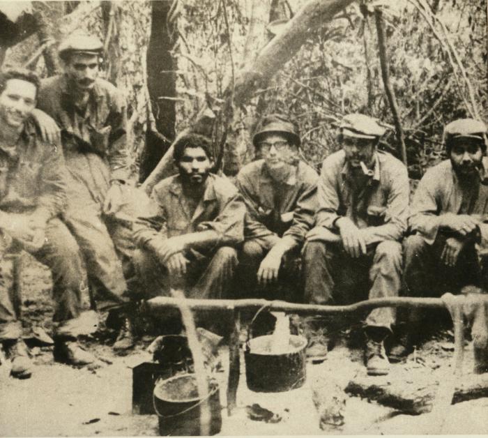 En Bolivia, de izquierda a derecha, Gustavo Machin Hoed de Beche (Alejandro), apoyado en su hombro Guido Álvaro Peredo Leigue (Inti), Leonardo Tamayo Núñez (Urbano), Eliseo Reyes Rodríguez (Rolando), Ernesto Guevara de la Serna (Che) y Carlos Coello (Tuma).