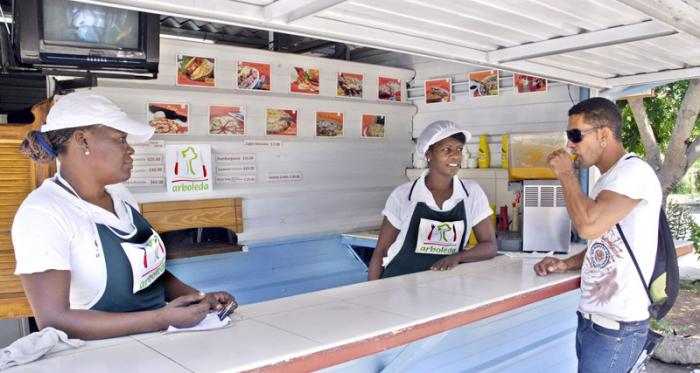 Cafetería La Arboleda, en la urbanización habanera de Alamar, una de las formas de trabajo por cuenta propia. En Cuba se va conformando una atmósfera que no discrimina ni estigmatiza el trabajo no estatal.