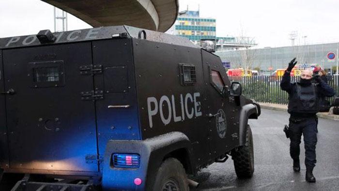 policia francesa ultima asaltante en aeropuerto parisino