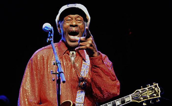 Chuck Berry,es considerado uno de los pioneros y forjadores, de la música Rock and Roll. 
